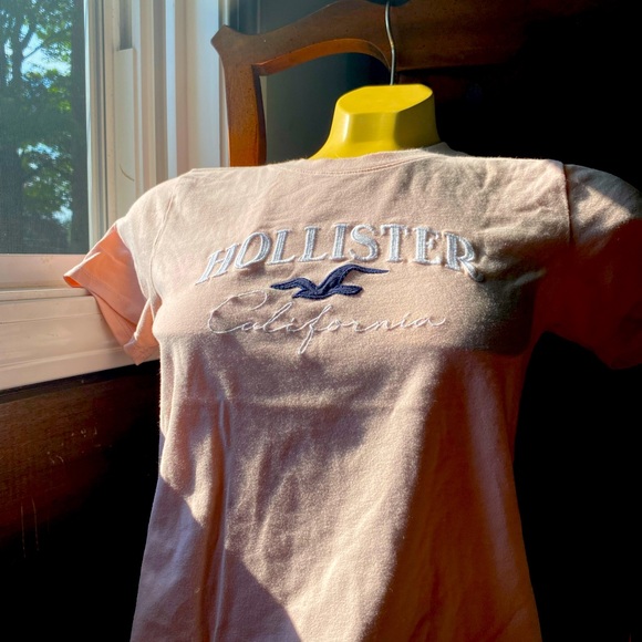 Cute Hollister T in a soft pink. - Picture 1 of 1